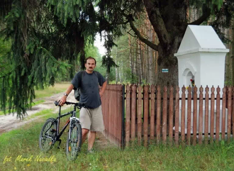 pan w szarej koszulce z rowerem